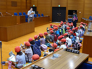 子どもたちが議会見学をしている画像