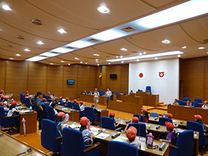 子どもたちが議会見学をしている画像2