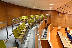 本会議場傍聴席の写真